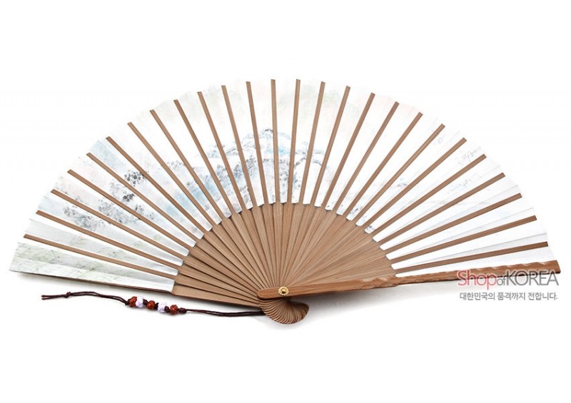 대나무 살과 한지로 제작된 오죽선, 수묵 산수도 채색과 나무 구슬 매듭 장식이 어우러진 부채.