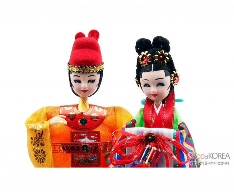 화려한 금사 자수와 봉황 문양이 수놓인 비단 익선관 예복과 색동 비단 치마저고리, 매듭 장식이 돋보이는 왕과 비 한복 인형 세트.
