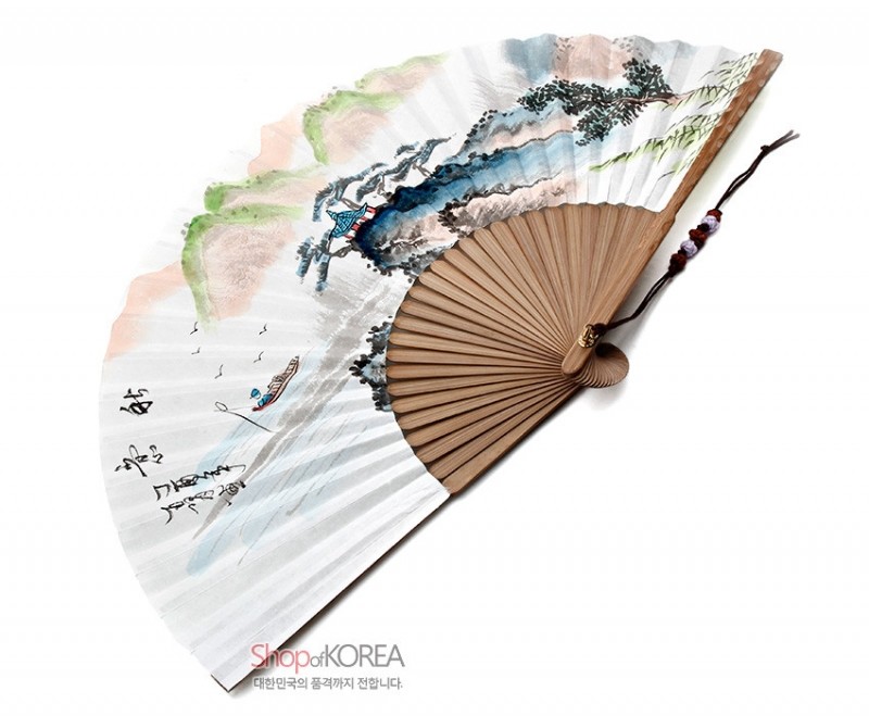 대나무살 구조 위 한지에 수묵 채색 산수도와 독운선 풍경을 그린 접선, 매듭 장식 끈이 달린 형태.