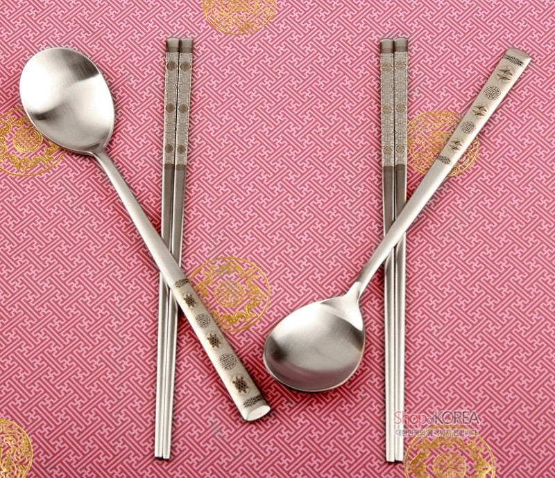 스테인리스 재질에 십장생 문양을 레이저 각인한 수저와 젓가락 2인 세트, 은은한 금속 광택이 돋보이는 디자인. 스테인리스 재질에 십장생 문양을 레이저 각인한 수저와 젓가락 2인 세트, 은은한 금속 광택이 돋보이는 디자인.