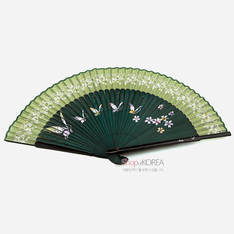 짙은 녹색 대와 녹색 실크 천에 나비와 꽃 문양이 섬세하게 채색된 수공 부채, 가장자리에 흰색 식물 문양 장식.