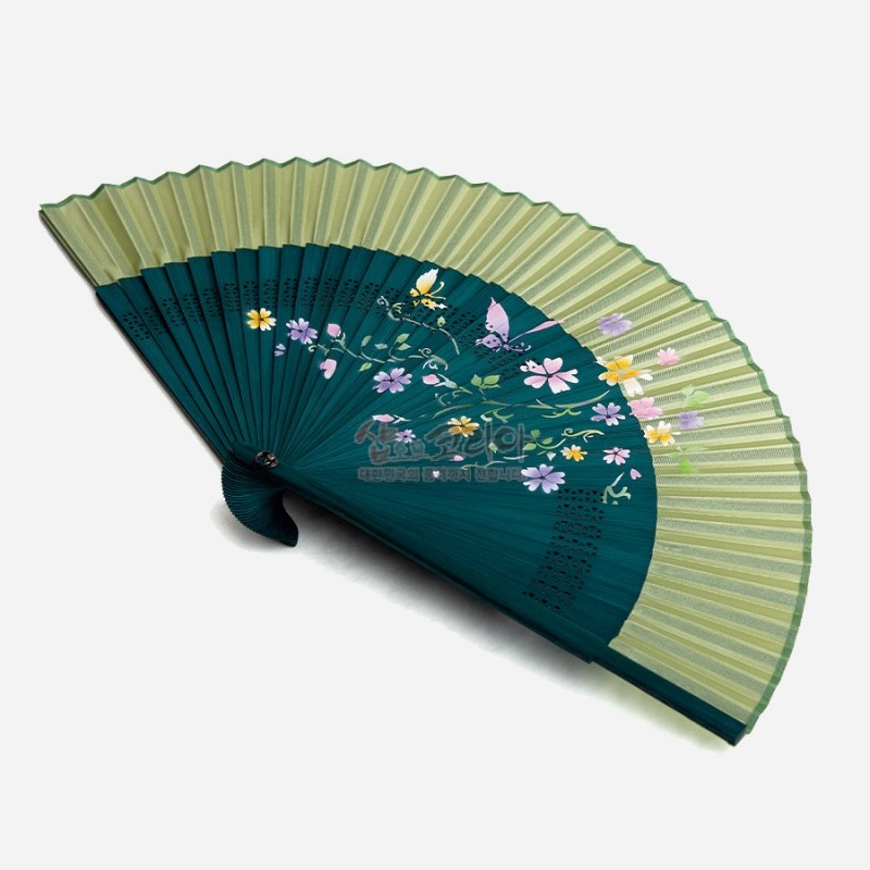 녹색 계열 실크 천에 분채 채색으로 꽃과 나비 문양을 표현한 접이식 부채, 규칙적인 주름과 세공 장식 살대가 어우러진 디자인.