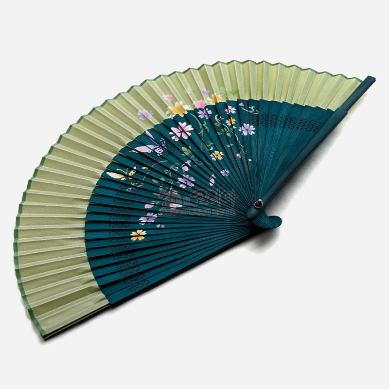 녹색과 청록색 실크 천에 수공 꽃과 나비 문양이 그려진 접이식 부채.