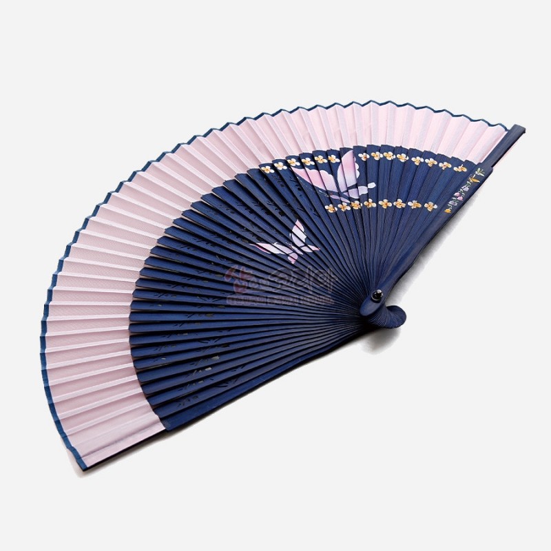 남색 살과 분홍색 비단 부채살에 나비와 작은 꽃 문양이 그려진 실크 수공 부채.