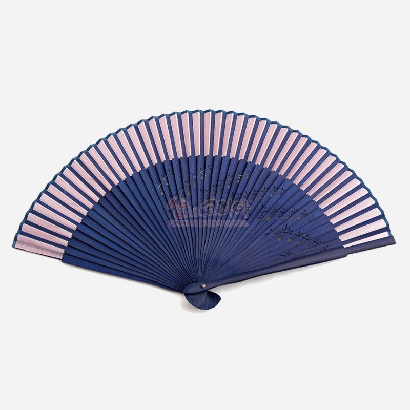 남색 나무 살에 분홍색 실크 천을 배색하고 일부 살에 투각 기법으로 꽃 문양을 더한 접이식 수공부채.