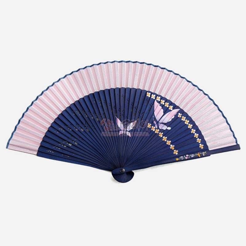 남색 대와 분홍색 실크 접선에 나비와 노랑 꽃문양이 수공으로 장식된 전통 부채.