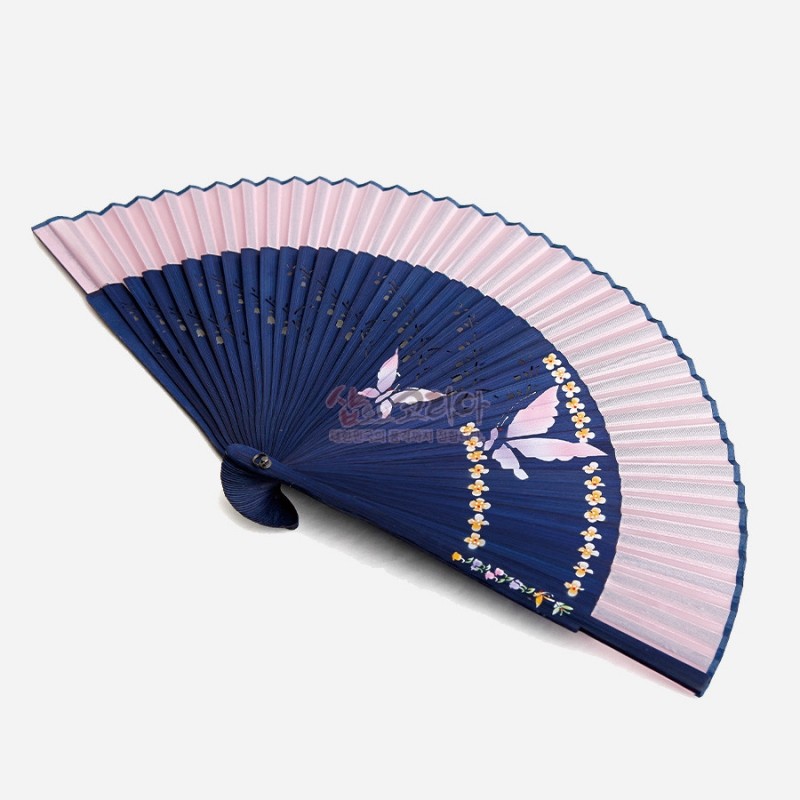 남색과 분홍색 실크 천으로 제작된 접이식 부채, 나비와 꽃무늬 인쇄 장식이 있는 디자인.