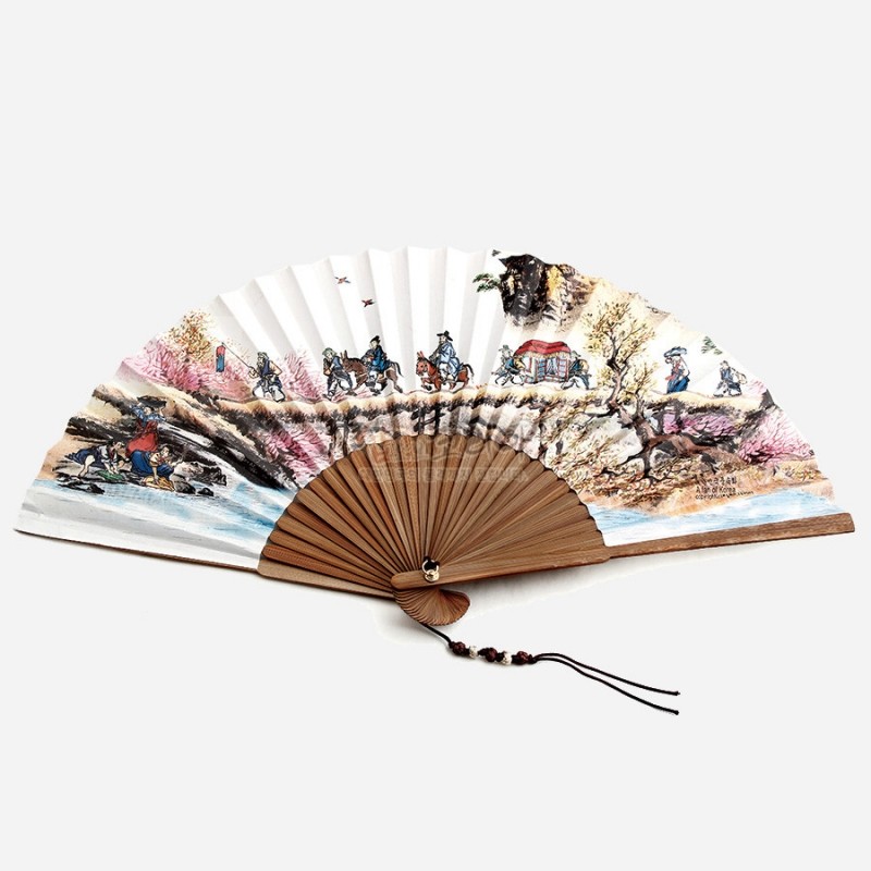 대나무살과 종이 재질에 채색으로 표현된 결혼 풍속도 풍경문양이 특징인 전통 접선