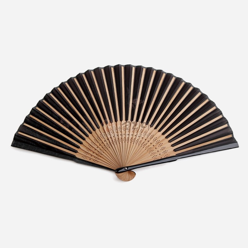 대나무 살대와 검은 비단 천으로 제작된 접선, 살대 끝부분의 공초롱한 타공 장식과 은은한 나비 문양이 특징인 부채.