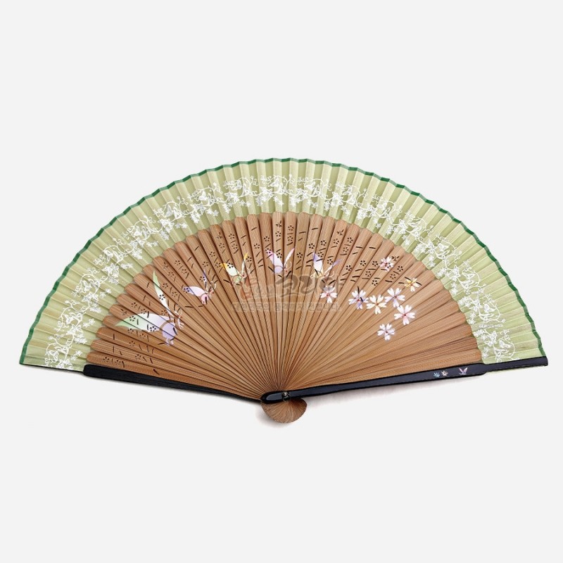 연녹색 실크 부채살에 흰색 꽃문양 인쇄와 황색 목재살에 자개 상감, 투각 기법으로 표현된 나비와 꽃 장식의 수공 부채.