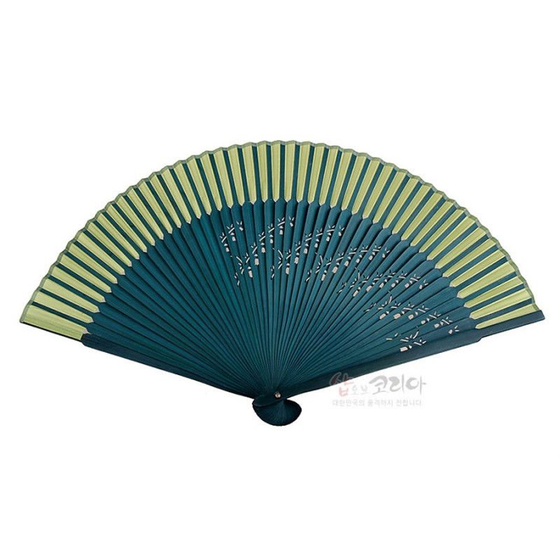 짙은 녹색과 연녹색 대가 대비를 이루고, 날 부분에 섬세한 투각 꽃문양이 장식된 실크 수공 부채.