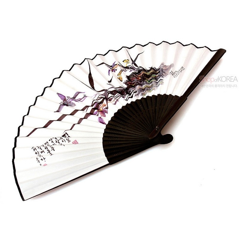 흰 종이 위에 수묵채색 난초 문양과 한글 서예가 어우러진 검정 대 오죽선 형태의 접이식 부채. 흰 종이 위에 수묵채색 난초 문양과 한글 서예가 어우러진 검정 대 오죽선 형태의 접이식 부채.
