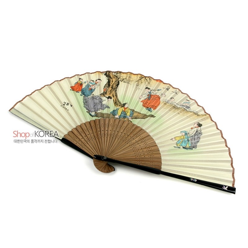 종이와 대나무 살로 제작된 접선, 한지 바탕에 민속 널뛰기 장면을 전통 채색화 기법으로 표현한 민화풍 부채. 종이와 대나무 살로 제작된 접선, 한지 바탕에 민속 널뛰기 장면을 전통 채색화 기법으로 표현한 민화풍 부채.
