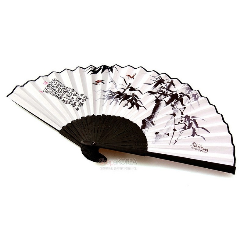 대나무살과 흰 종이로 만든 접선, 먹선으로 그린 대나무와 산수화, 한자 서예 문양이 조화를 이룬 디자인. 대나무살과 흰 종이로 만든 접선, 먹선으로 그린 대나무와 산수화, 한자 서예 문양이 조화를 이룬 디자인.