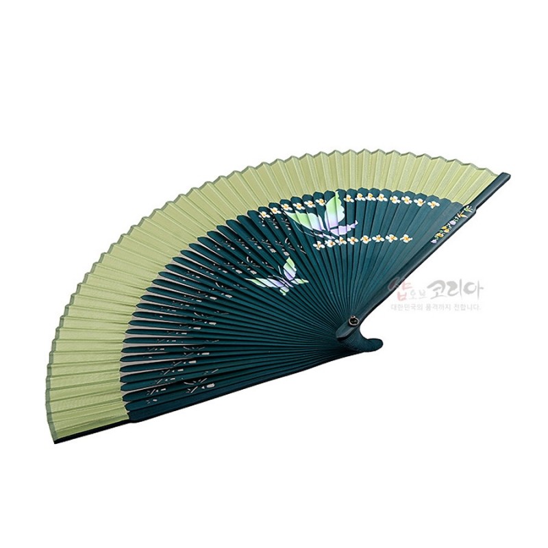 짙은 녹색 비단살과 연녹색 종이 날, 자개 상감 나비와 꽃무늬 장식이 특징인 접이식 부채.