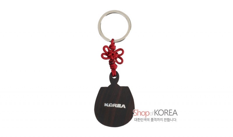 흑단 재질 부채 모양 장식과 붉은 전통 매듭, 금속 링이 조화를 이루는 열쇠고리. 흑단 재질 부채 모양 장식과 붉은 전통 매듭, 금속 링이 조화를 이루는 열쇠고리.