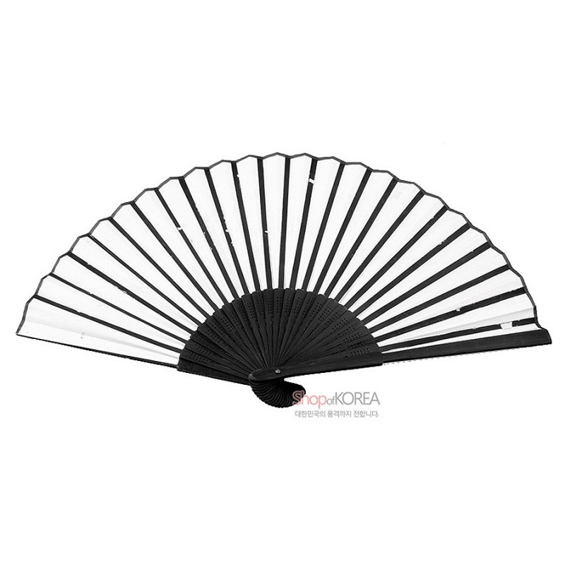검정 대나무살과 흰색 천으로 구성된 반원형 접선, 단색 대비와 섬세한 타공 장식이 특징인 전통 부채. 검정 대나무살과 흰색 천으로 구성된 반원형 접선, 단색 대비와 섬세한 타공 장식이 특징인 전통 부채.