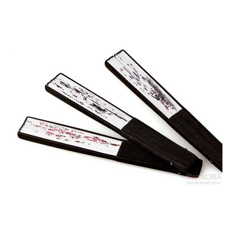 검은 대나무 살 위에 흰 종이를 입히고 매화와 대나무 수묵화 문양을 채색한 접이식 부채. 검은 대나무 살 위에 흰 종이를 입히고 매화와 대나무 수묵화 문양을 채색한 접이식 부채.