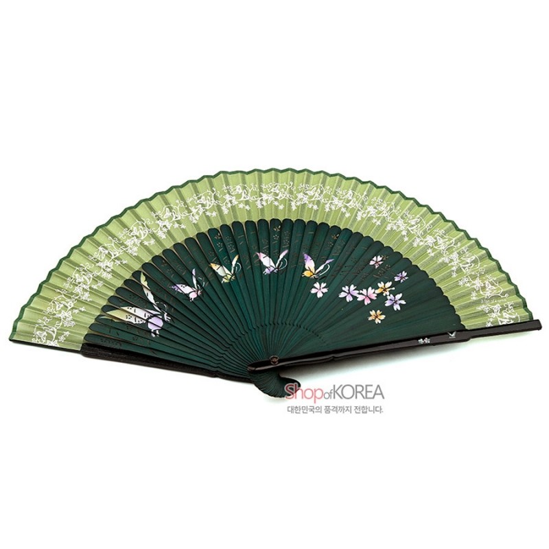 짙은 녹색과 연녹색 실크 바탕에 자개 상감 나비와 꽃 문양이 섬세하게 장식된 수공 부채.