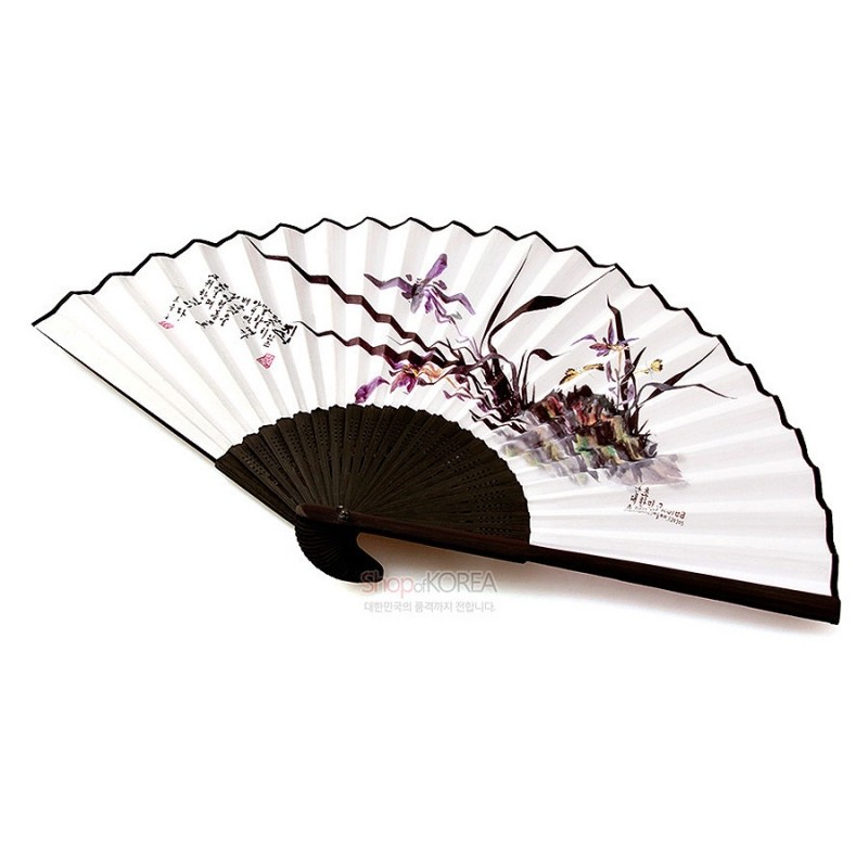 검정 대나무살 위에 흰 종이를 배접하고, 수묵채색 난초와 한글 서예 문양이 그려진 전통 부채. 검정 대나무살 위에 흰 종이를 배접하고, 수묵채색 난초와 한글 서예 문양이 그려진 전통 부채.