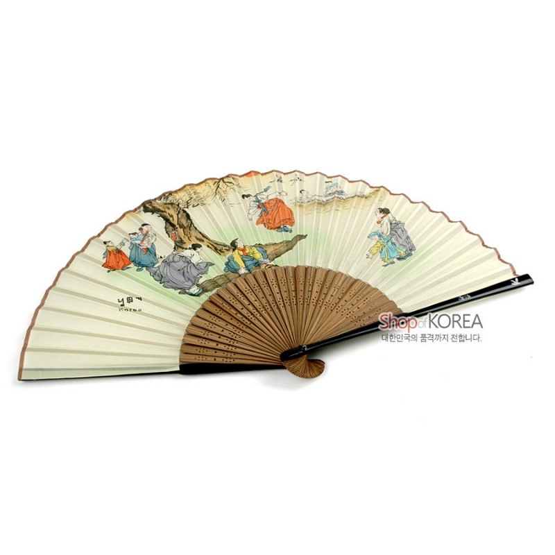 종이 재질 위에 전통 널뛰기 및 풍속 장면을 채색한 민화풍 그림과 나무 살대의 장식 구멍이 어우러진 부채. 종이 재질 위에 전통 널뛰기 및 풍속 장면을 채색한 민화풍 그림과 나무 살대의 장식 구멍이 어우러진 부채.