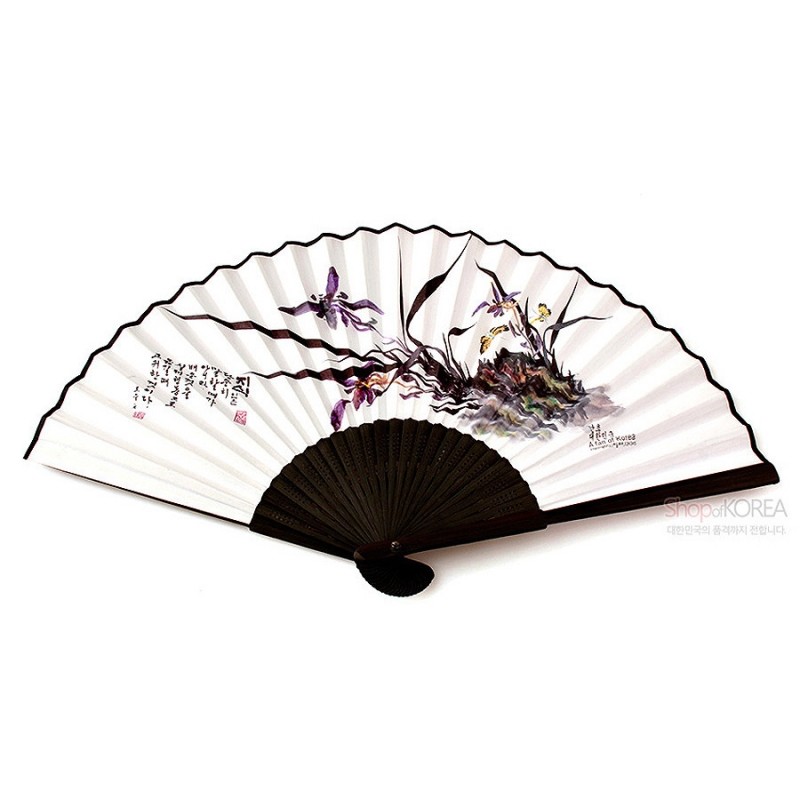 검은 대나무살과 흰 종이 위 수묵채색 난초와 한글 서예가 조화된 접이식 부채. 검은 대나무살과 흰 종이 위 수묵채색 난초와 한글 서예가 조화된 접이식 부채.