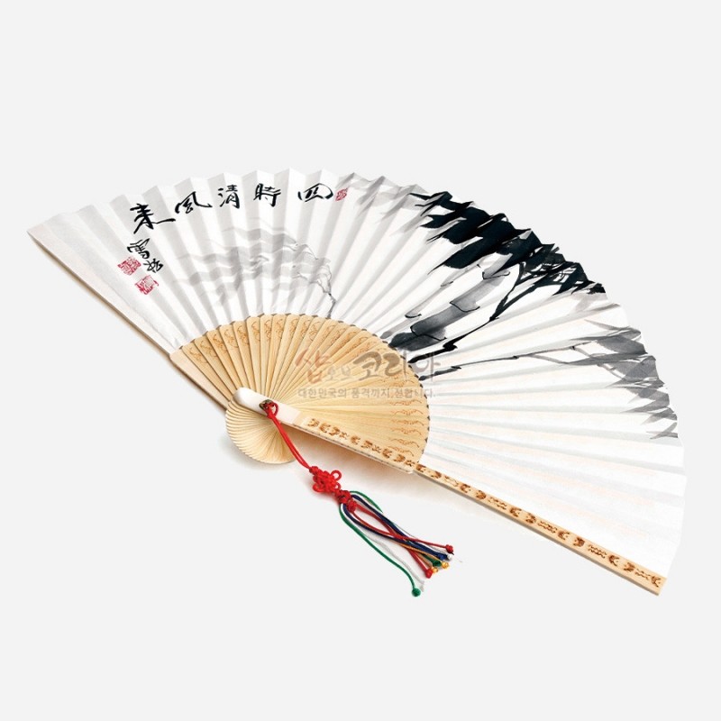 대나무살 구조에 흰 종이 부채면, 수묵 대나무 그림과 한자 서예 문양, 붉은 매듭 장식 술이 달린 합죽선.