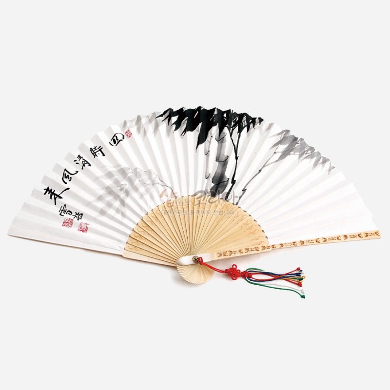 대나무 살과 흰 종이 위에 수묵화 대나무 문양과 한글 서예가 어우러진 합죽선, 다채로운 술 매듭 장식 부착 부채.