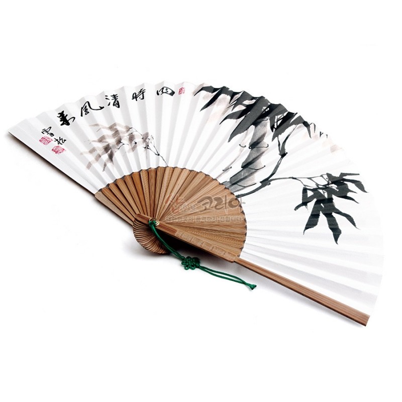 대나무살과 흰 종이로 제작된 접선, 수묵 대나무 화조와 한글서예가 조화된 전통 문양 장식. 대나무살과 흰 종이로 제작된 접선, 수묵 대나무 화조와 한글서예가 조화된 전통 문양 장식.