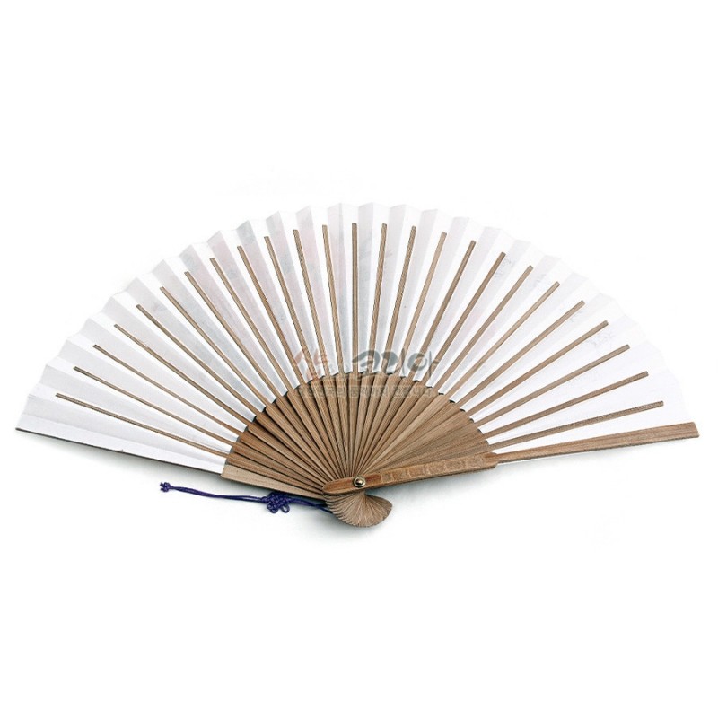 대나무살과 흰 한지로 구성된 접이식 부채, 손잡이 끝 보라색 매듭 장식이 돋보이는 디자인. 대나무살과 흰 한지로 구성된 접이식 부채, 손잡이 끝 보라색 매듭 장식이 돋보이는 디자인.