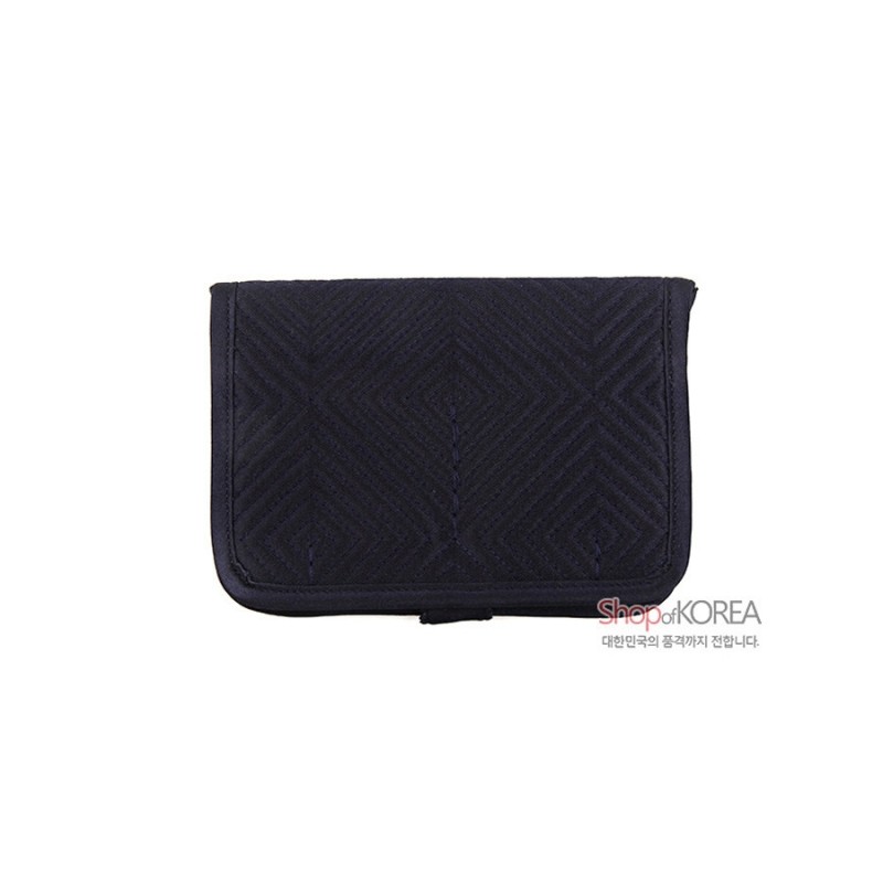 감색 원단에 섬세한 누비 기법으로 기하학 패턴을 표현한 사각형 카드지갑.