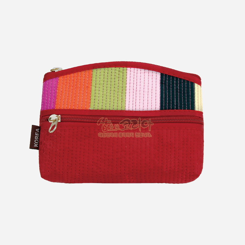 적색 바탕 천에 세로 누비선을 넣고 상단에 다채로운 색동 누비천을 덧댄 지퍼형 동전 지갑. 적색 바탕 천에 세로 누비선을 넣고 상단에 다채로운 색동 누비천을 덧댄 지퍼형 동전 지갑.