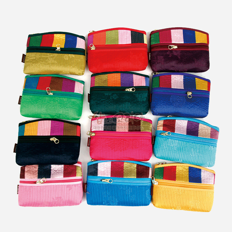 색동 천을 누벼 만든 직사각형 동전지갑, 전면 지퍼 여밈과 다양한 원색 배색이 특징인 패브릭 소품.