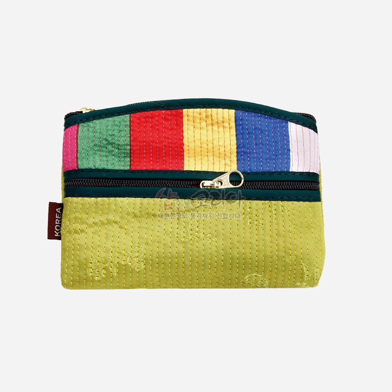 색동 누비 기법으로 완성된 나일론 추정 소재 지갑, 상단 오방색 스트라이프 배색과 금속 지퍼 장식이 돋보이는 디자인. 색동 누비 기법으로 완성된 나일론 추정 소재 지갑, 상단 오방색 스트라이프 배색과 금속 지퍼 장식이 돋보이는 디자인.