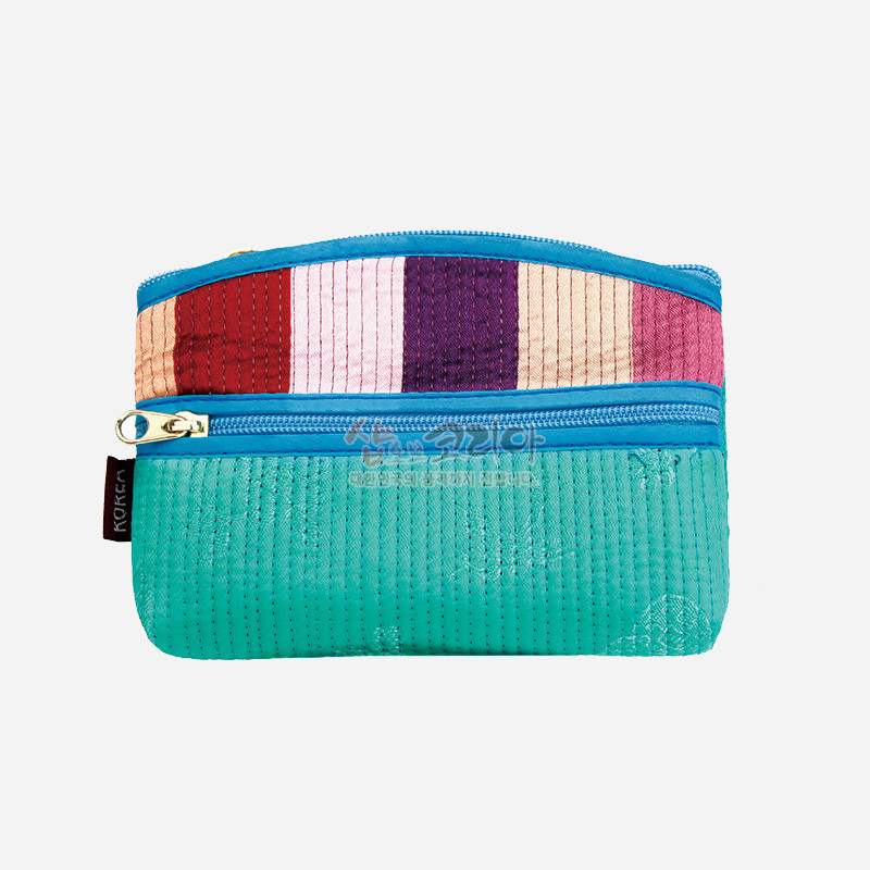 색동 누비 기법으로 제작된 패브릭 지갑, 상단 다색 세로 스트라이프와 하단 민트색 누비 원단이 조화된 디자인. 색동 누비 기법으로 제작된 패브릭 지갑, 상단 다색 세로 스트라이프와 하단 민트색 누비 원단이 조화된 디자인.