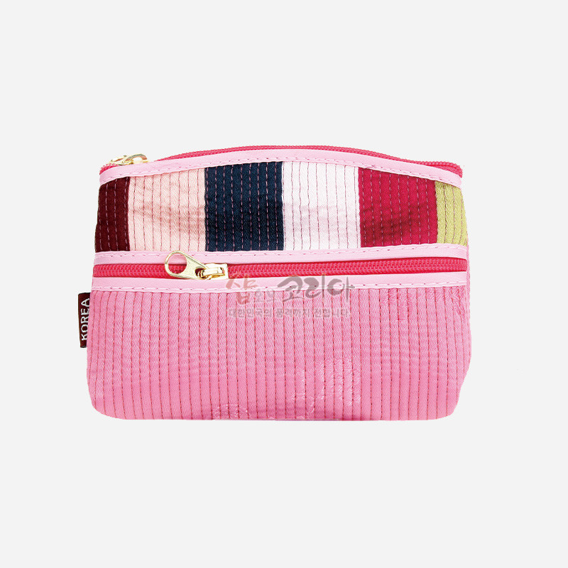 분홍색 누비 원단에 빨강·남색·연두 등 색동 패치를 더한 이중 지퍼 장식 동전 지갑. 분홍색 누비 원단에 빨강·남색·연두 등 색동 패치를 더한 이중 지퍼 장식 동전 지갑.