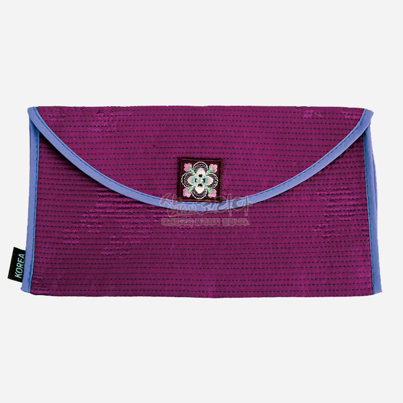 보라색 누비 원단에 하늘색 테두리를 둘러 마감하고 중앙에 꽃 자수 문양 장식을 더한 봉투형 예단 지갑.