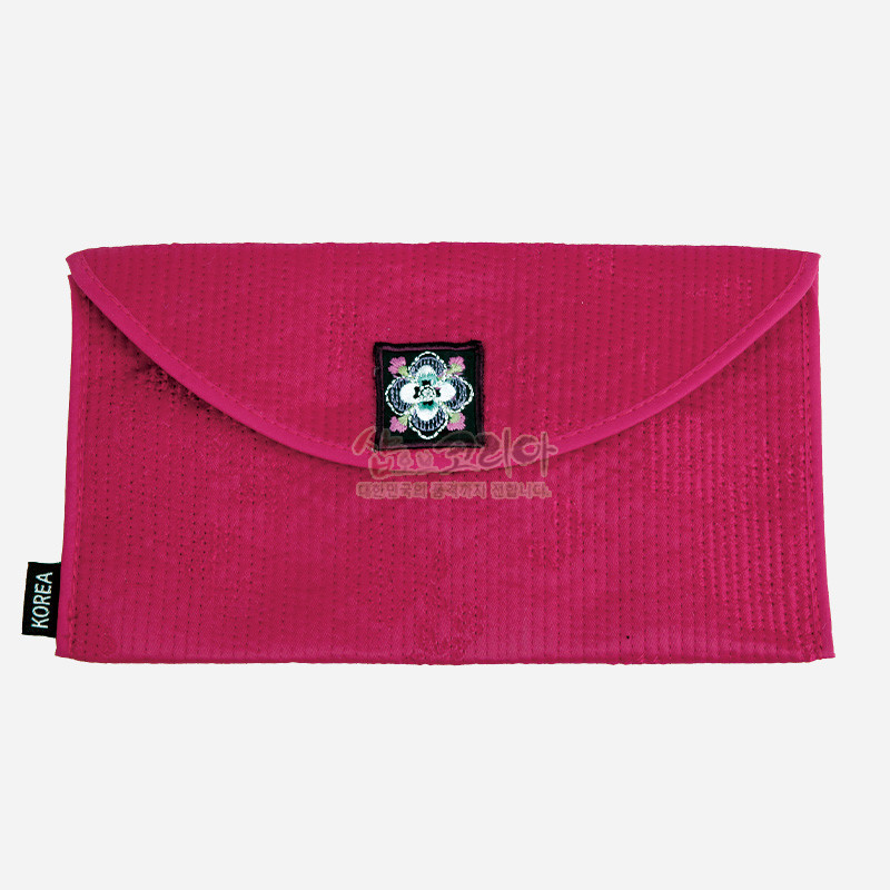 분홍색 누비 비단 재질에 흰색 꽃 자수 문양 장식을 더한 봉투형 예단 지갑.