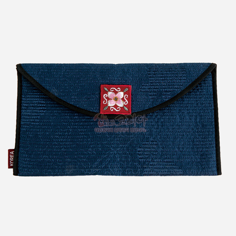 짙은 남색 누비 비단 재질에 검은 테두리 마감, 붉은 장식 위 분홍 꽃 자수 문양이 돋보이는 예단 봉투형 지갑.
