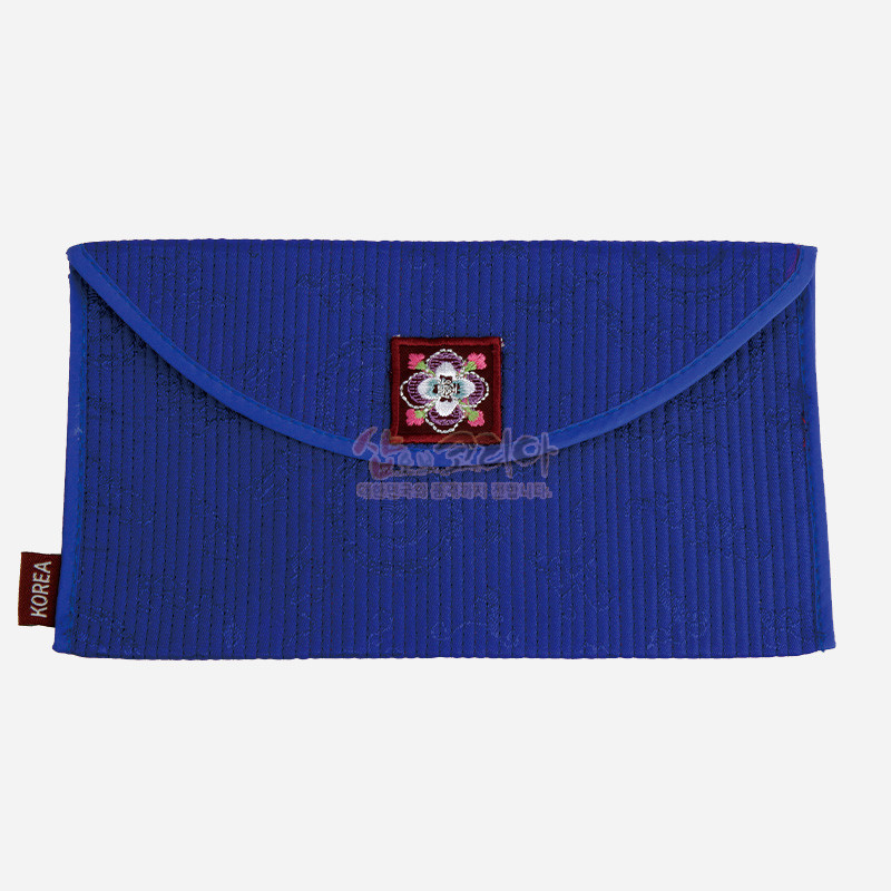 청색 누비 비단으로 제작된 봉투형 예단지갑, 중앙 꽃자수 장식 패치와 곡선형 덮개 디자인.