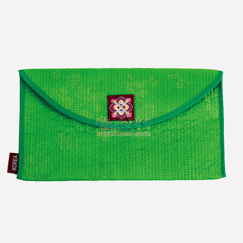 연두색 누비 비단에 세로줄 누빔 기법과 중앙 자수 꽃문양 장식이 돋보이는 예단 지갑봉투.