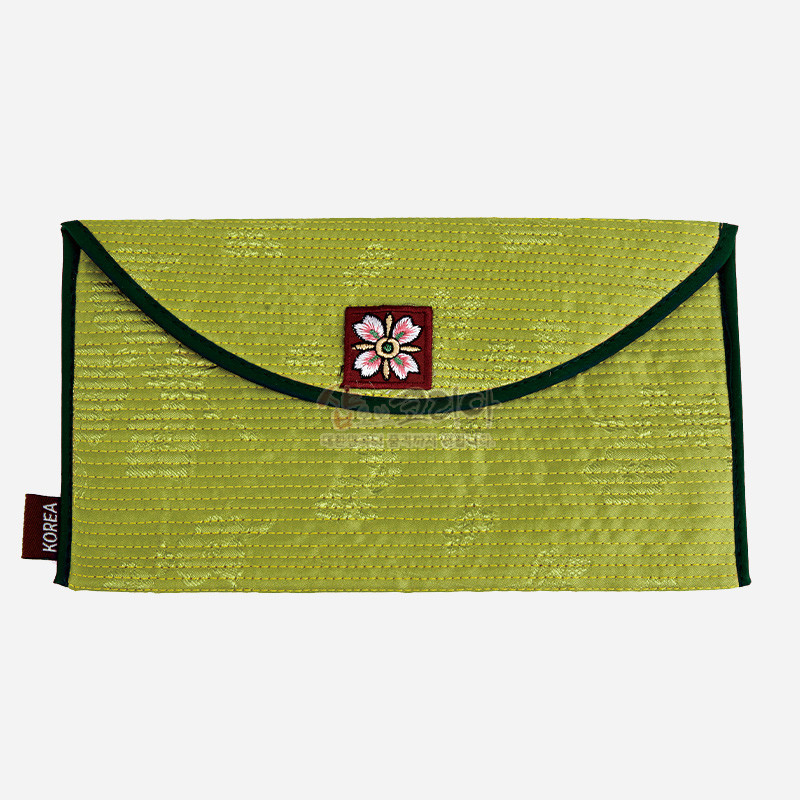 연두색 누비 원단에 진녹색 테두리를 두르고, 중앙 붉은 배지 위 꽃 자수 장식을 더한 전통 예단 봉투형 지갑.