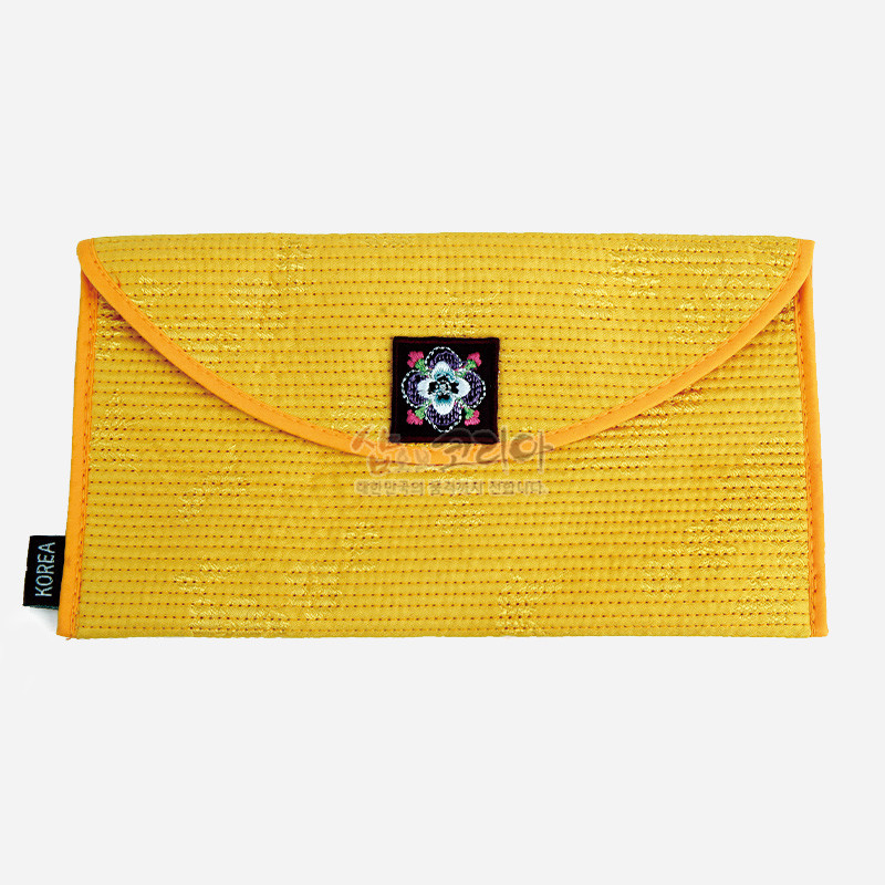 노란색 누비 비단으로 제작된 봉투형 예단지갑, 정면 중앙 자수 꽃문양 장식.