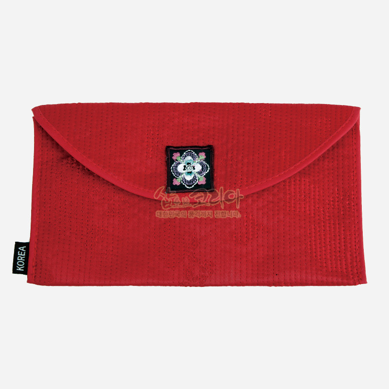 붉은색 누비 원단으로 만든 봉투형 예단지갑, 중앙에 자수 매화문 패치 장식.