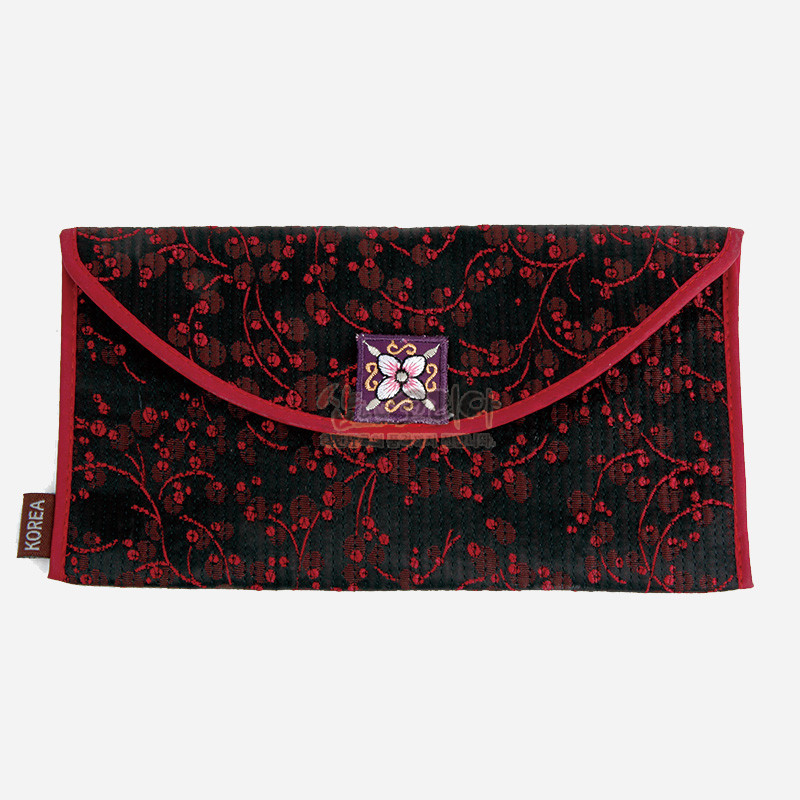 검정 누비 천 위 붉은 매화문 직조와 붉은 배색 둘레, 중앙 자수 꽃문양 장식의 예단지갑봉투.