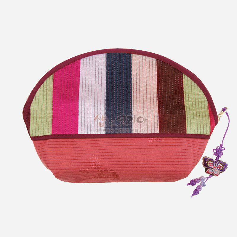 색동 누비 기법으로 구성된 다채로운 스트라이프 비단과 나비 매듭 장식이 어우러진 반달형 손지갑.