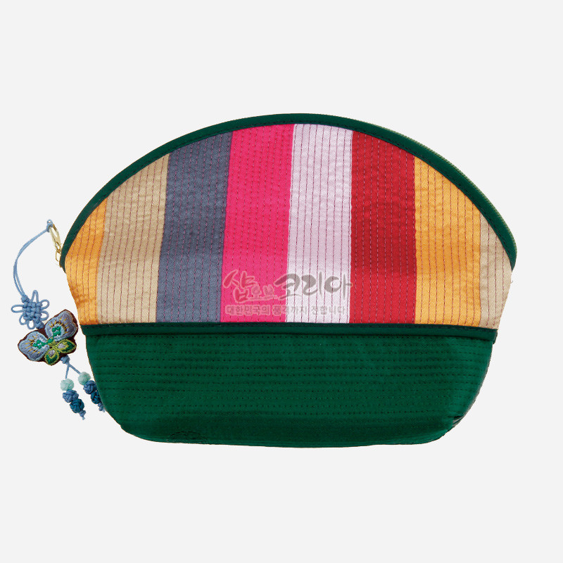 색동 누비 비단을 세로 스트라이프 패턴으로 배치한 반원형 파우치와 나비 자수 매듭 장식 지퍼풀 손지갑.