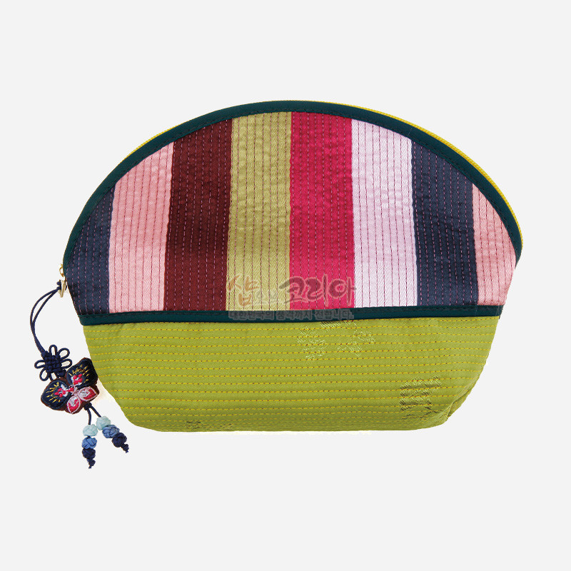색동 누비 기법으로 제작된 활 모양 손지갑, 다채로운 세로 스트라이프와 자수 나비 매듭 장식이 어우러진 패브릭 파우치.