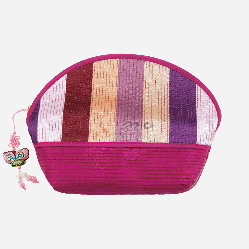 분홍색 바탕에 세로 색동 누비 원단을 사용하고 나비 모양 자수 매듭 장식을 더한 반달형 손지갑.