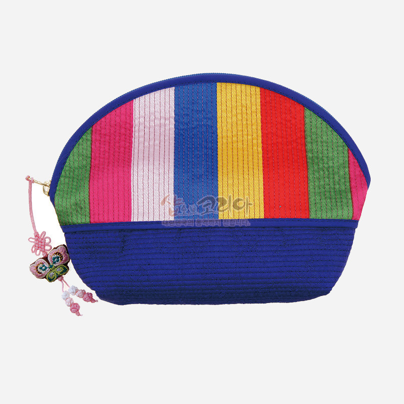 색동 비단 누비 기법으로 제작된 활 모양 손지갑, 나비 매듭 장식이 더해진 지퍼 파우치.